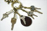 厚い鍵でなければ、1つのスナップに2つの鍵を付けることもできます。レザータグと重ねて付けた鍵は、他の鍵との見分けが簡単で、すぐに選べて便利です。(画像の品はnatural brown)