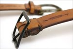 手前のような尾錠は、サル革(革のループ)が不要なタイプです。このような尾錠でも、糸が摩耗で擦り切れないように工夫された造りとなってます。
